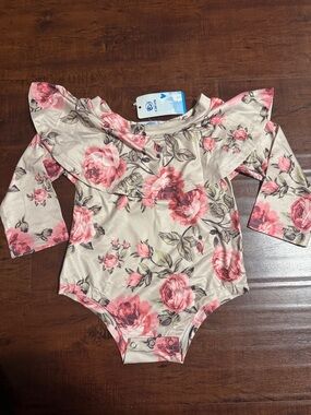 canis - Long-Sleeve Floral Ruffle One-Piece Bodysuit - Beige with Pink Rose